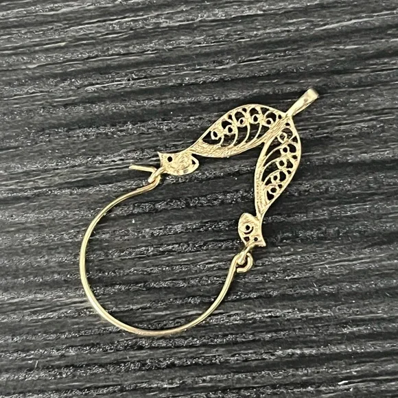 RESERVED- 1.33 Grams 14k Filigree Pendant Charm Holder - Picture 5 of 10